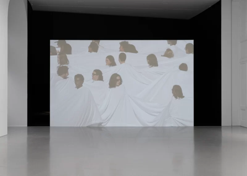 Lygia Pape. Tisser l’espace, exhibition view (Divisor, 1968. Film of the performance at MAM, Rio deJaneiro, 2010). Courtesy Pinault Collection, Paris. © Projeto Lygia Pape