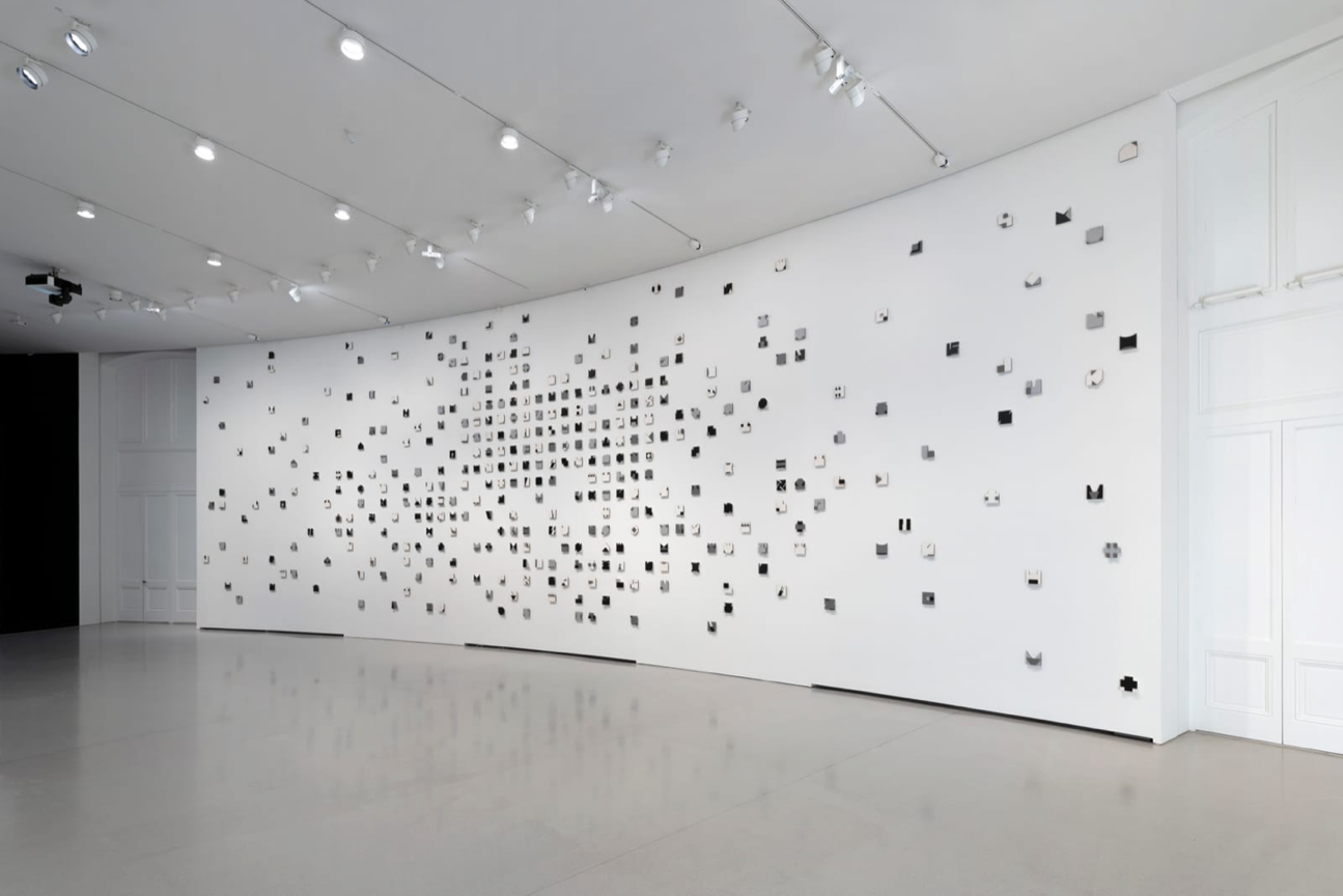 Lygia Pape, "Livro Noite e Dia III" (Book of Night and Day III, 1963–76), tempera, latex, and acrylic on wood, 365 pieces (photo by Nicolas Brasseur/Pinault Collection, courtesy Projeto Lygia Pape)