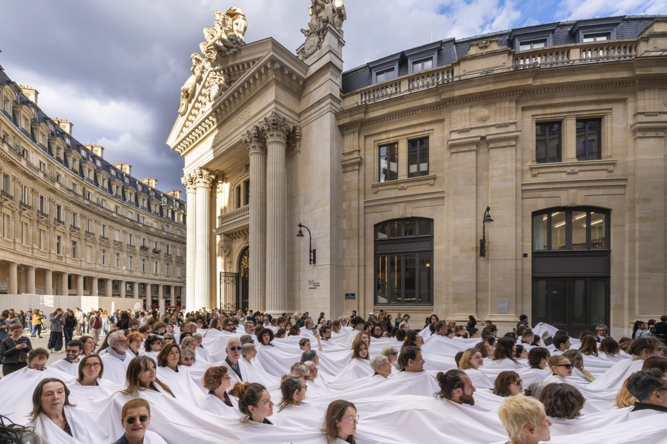 Performance documentation of Lygia Pape, "Divisor" (2025) in Paris (photo by Pedro Pape, courtesy Projeto Lygia Pape)